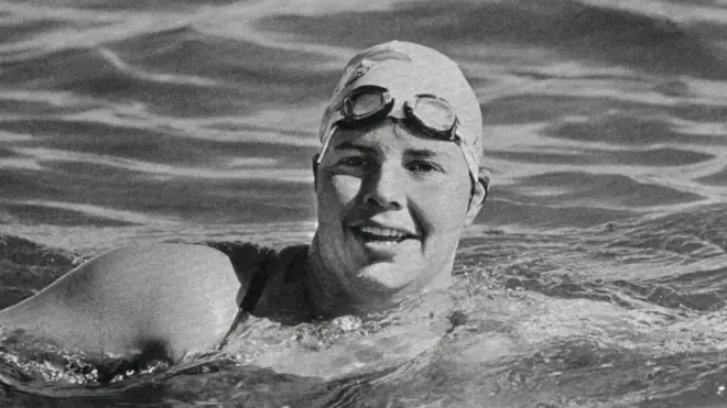 La estadounidense Lynne Cox dedicó su vida a nadar por las aguas de todo el mundo.