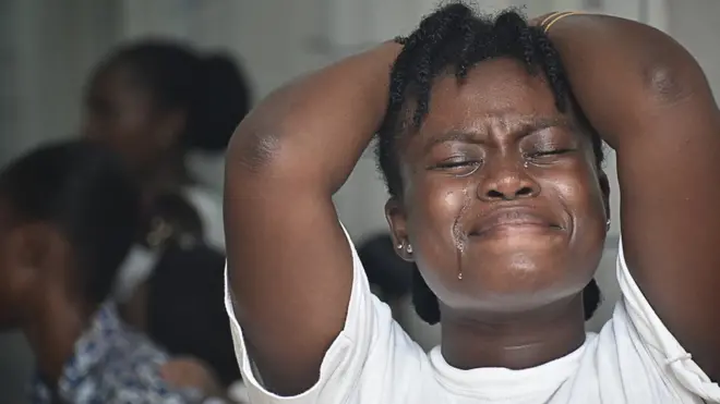 Jeune femme noire en train de pleurer.