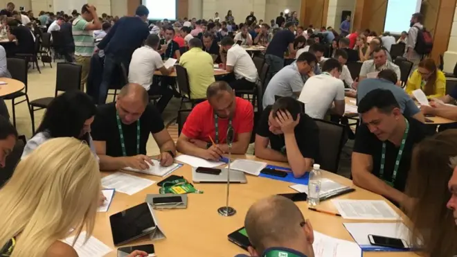 "Слуги народу" виконують завдання у групах. За цим столиком найбільш відомий і впізнаваний - ресторатор, учасник проекту "Танці з зірками" Микола Тищенко.