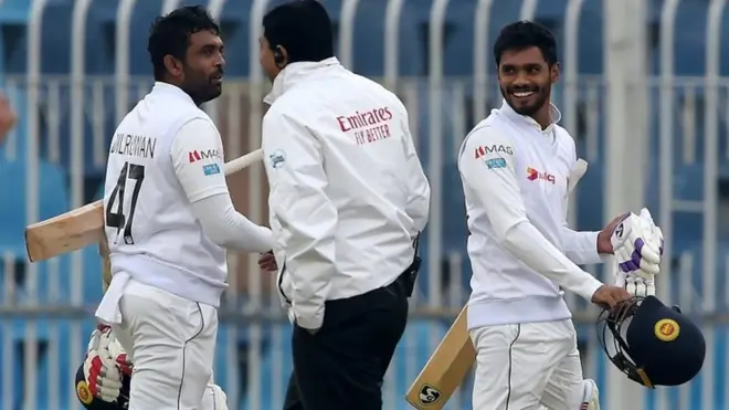 سری لنکن کھلاڑی بری روشنی کے باعث پویلین واپس جاتےہوئے