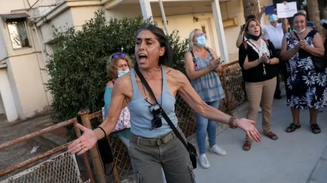 Deryneia kontrol noktasındaki protestolarda şarkı söyleyen bir Kıbrıslı Rum.