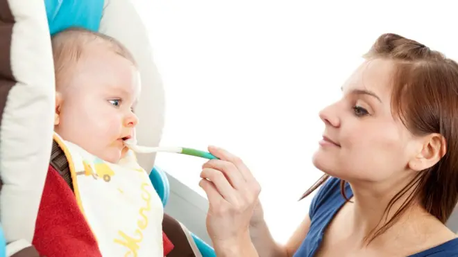 أم تطعم طفلها الصغير