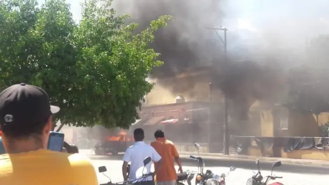 Muchas personas optaron por grabar lo que sucedía y trasmitirlo en vivo por Facebook y Twitter.