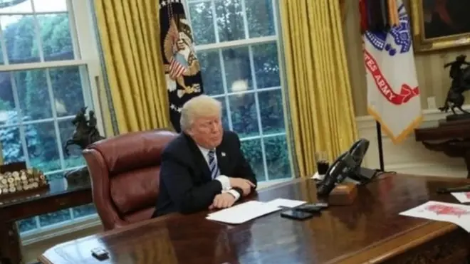 Presiden AS Donald Trump memuji Presiden Cina Xi Jinping atas tindakannya terhadap Korea Utara.