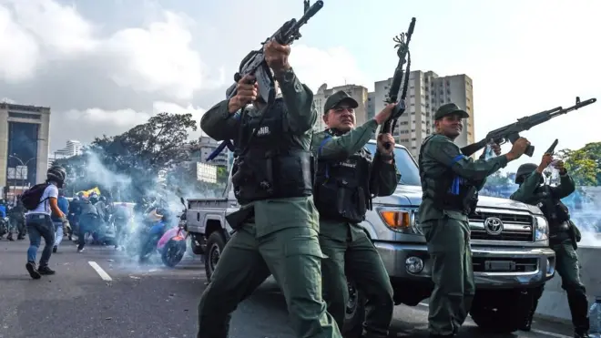 Abashigikiye abatavuga rumwe na leta batanye mu mitwe n'abajejwe umutekano