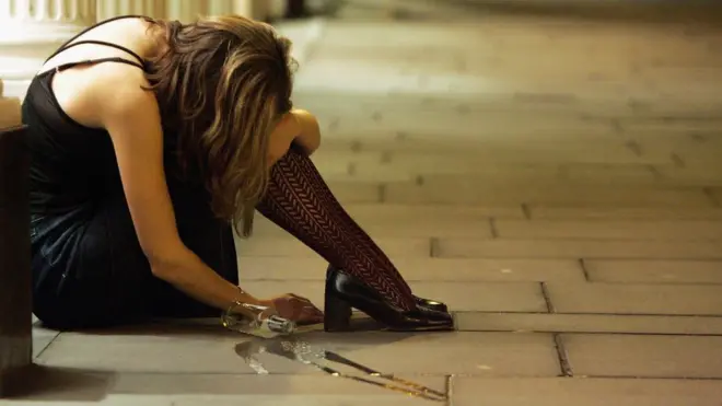 Investigadores han demostrado que las mujeres que experimentan apagones son más propensas, durante él, a participar en conductas sexuales de riesgo.