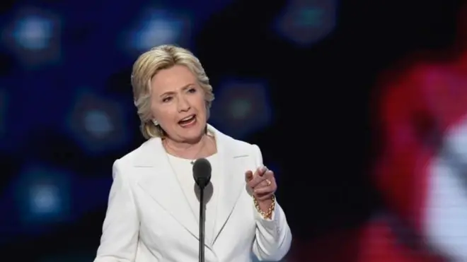 Клинтон призвала объединиться против "воинственной политики" Трампа