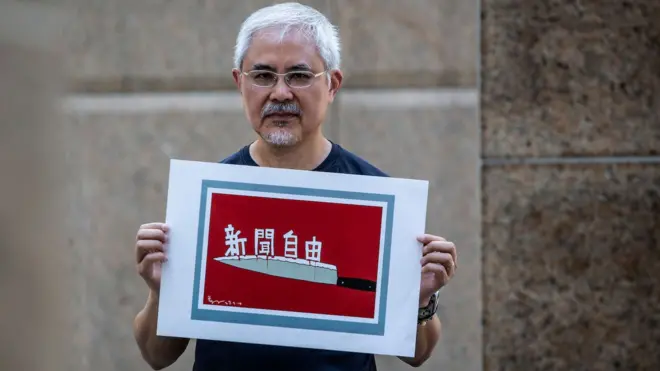 「尊子」黃紀鈞展示一幅有關新聞自由受威脅的作品(資料圖片)