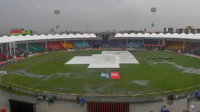 سری لنکا نے سنہ 1982 میں ٹیسٹ رکنیت ملنے کے بعد اپنے پہلے غیر ملکی دورے کے لیے پاکستان کا انتخاب کیا تھا اور تین ٹیسٹ میچوں کی سیریز کا پہلا میچ نیشنل سٹیڈیم کراچی میں کھیلا گیا