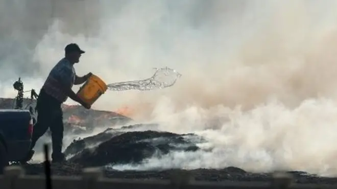 Un quinto foco de incendio apareció este jueves en San Diego, California, causando la evacuación de cientos de personas.
