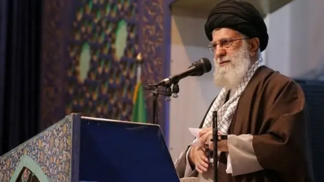 Pemimpin Tertinggi Iran, Ayatollah Ali Khamenei menentukan keputusan akhir dalam politik Iran.