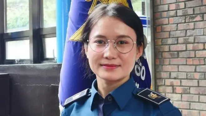 Kim Hana seorang petugas polisi Korea Selatan berdarah Nepal mengenakan seragamnya.