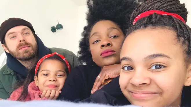 Babeth, William et leurs deux filles Ceryse, 12 ans, et Salomé, 7 ans.