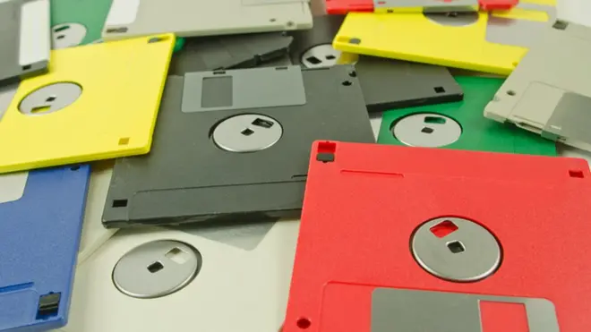 Los disquetes normales de 3½ pueden almacenar entre 360 y 1.440 KB de información.