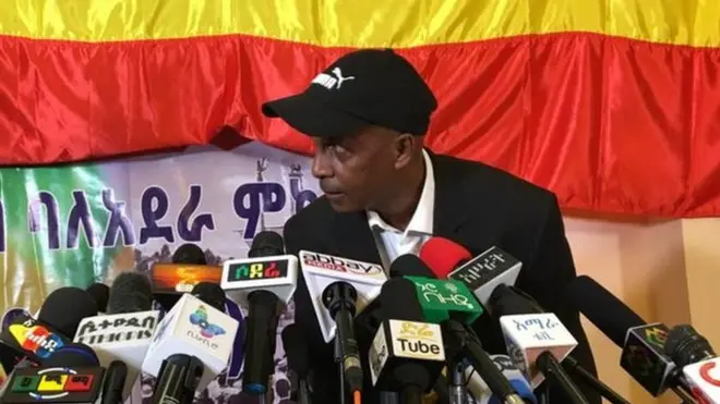 ጋዜጠኛና የሰብዓዊ መብት ተሟጋች እስክንድር ነጋ ጋዜጣዊ መግለጫ ሲሰጥ