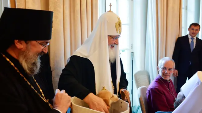 Во время визита прихожане РПЦ в Англии подарили патриарху щенка