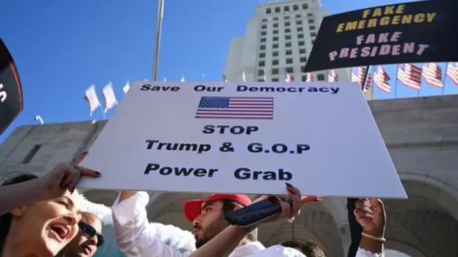 국가비상사태 선포는 시민들의 거리 시위를 촉발했다