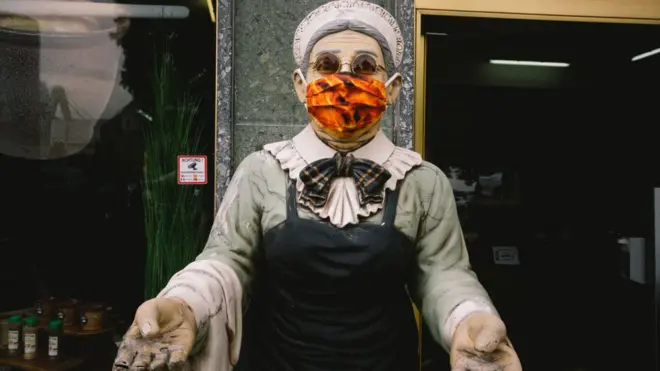 Живым здесь не место. Коронавирус распугал потребителей - мотор мировой экономики