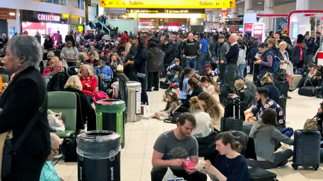 Miles de personas quedaron varadas en el aeropuerto de Gatwick.