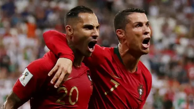 Ricardo Quaresma dan Cristiano Ronaldo meluapkan kegembiraan mereka setelah mencetak gol ke gawang Iran.