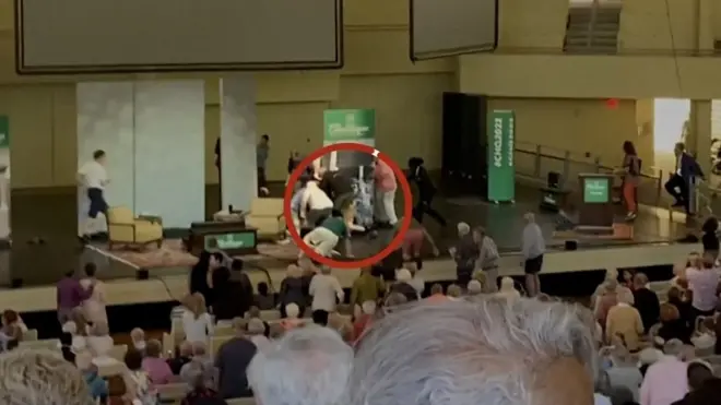 لحظة طعن الكاتب سلمان رشدي في نيويورك