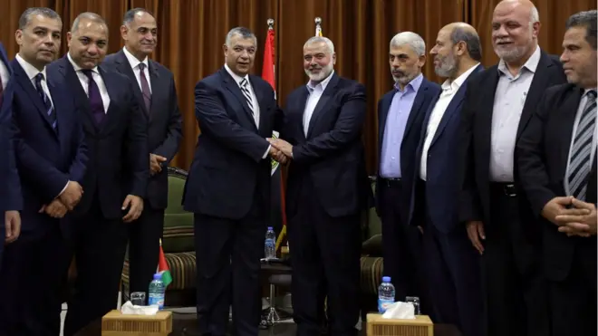 رئيس المكتب السياسي لحركة حماس، إسماعيل هنية، يستقبل رئيس المخابرات المصرية، خالد فوزي، الثلاثاء 3 أكتوبر/ تشرين الأول 2017