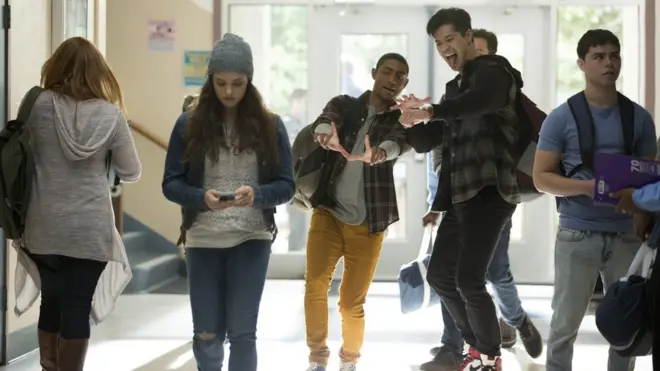 Protagonista da série deixa fitas explicando a colegas por que cometeu suicídio - motivos incluem bullying, assédio e estupro