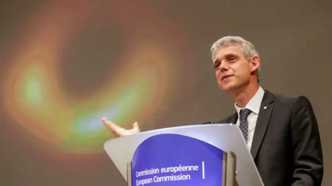 Heino Falcke reveló la foto del agujero negro en una conferencia de prensa en Bruselas.