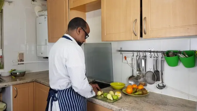 Axmed wuxuu ku faraxsan yahay inuu xaaskiisa la wadaago shaqada guriga