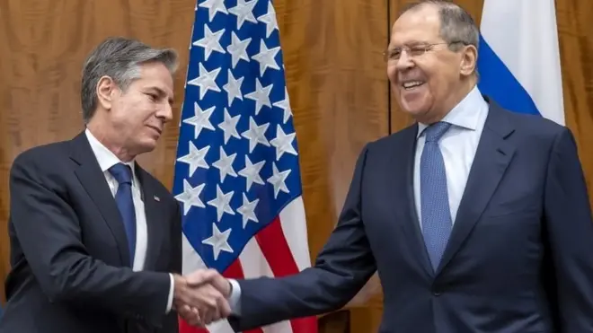 Ентоні Блінкен тисне руку Сергію Лаврову в Женеві