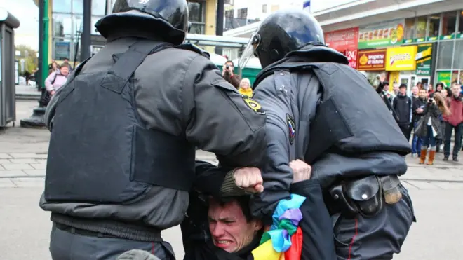 Митинг ЛГБТ активистов в Екатеринбурге не согласовали, поскольку его могли увидеть увидеть несовершеннолетние, а среди них пропаганда гомосексуализма запрещена