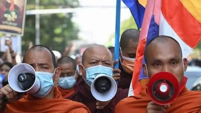 සිවිල් ආණ්ඩුවකට සහ හමුදා පාලනයට සහාය පළ කරමින් ප්‍රතිවාදී මත දරන භික්ෂූන් දෙපලක් බීබීසිය වෙත සිය අදහස් පළ කළහ.