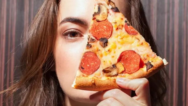 पिज़्ज़ा के साथ एक युवती