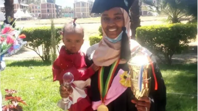 ፎዚያ ጀማል ልጇ ጋር