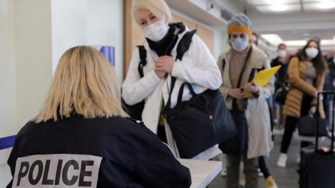 مسافرون يستكملون إجراءات السفر في مطار كوت دازور في مدينة نيس جنوبي فرنسا