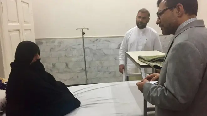 پېښور کې افغان کونسل عبدالوحید رویان د پاکستان له خوا د شربت ګلې له نیول کېدا وروسته له هغې سره په روغتون کې ګوري