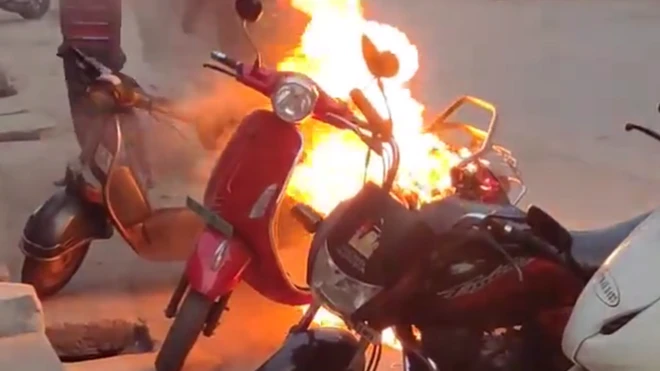 स्कूटर में आग