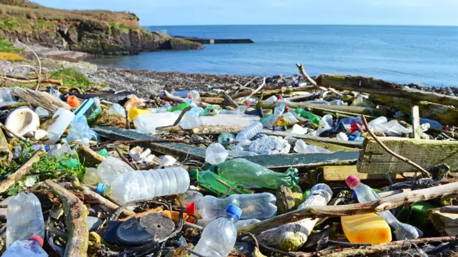 มีงานวิจัยของนักวิจัยชาวสหรัฐฯ ระบุว่า ปริมาณขยะพลาสติกที่เล็ดลอดออกสู่มหาสมุทรว่า มีถึง 8 ล้านตันต่อปี