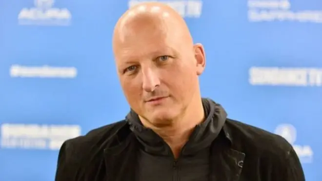 Dan Reed [izquierda] cuenta la historia del supuesto abuso de Wade Robson y James Safechuck por Michael Jackson en los 90.