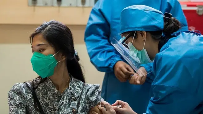 Petugas kesehatan menyuntikan vaksin kepada relawan saat simulasi uji klinis vaksin Covid-19 di Fakultas Kedokteran Universitas Padjadjaran, Bandung, Jawa Barat, Kamis (06/08). Simulasi tersebut dilakukan untuk melihat kesiapan tenaga medis dalam penanganan dan pengujian klinis tahap III vaksin Covid-19 produksi Sinovac kepada 1.620 relawan.