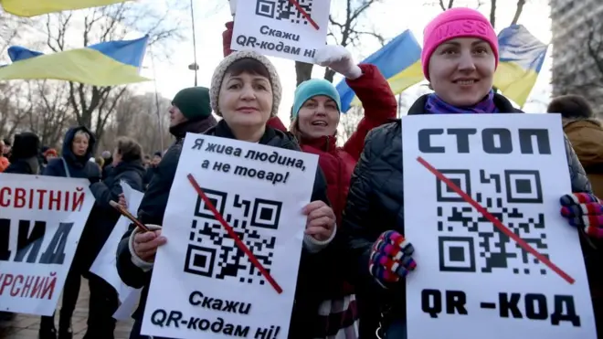 Учасниці мітингу перед Радою