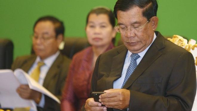 Dù luôn nói rằng ông không phải là một người thạo công nghệ, Hun Sen có một số lượng lớn người theo dõi trên Facebook