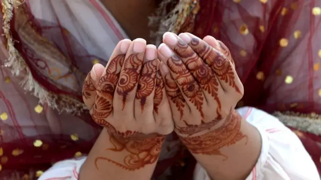 د پاکستان لاهور ښار په بادشاهي جومات کې یوه ځایي اوسېدونکې دعا کوي.