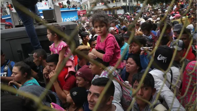 Ratusan orang dari sejumlah negara di Amerika Tengah berjalan kaki melintasi perbatasan negara dalam upaya menuju Amerika Serikat.