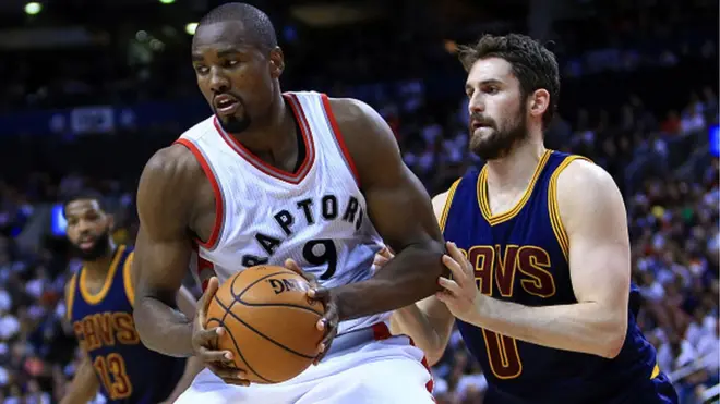 Serge Ibaka (9) des Toronto Raptors essaie de dribbler Kevin Love (0) des Cleveland Cavaliers en demi-finales de la Conférence de l'Est lors des éliminatoires de la NBA en 2017 à Toronto, Canada.