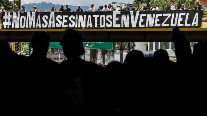 Ülkedeki bir protestoda açılan pankartta, "daha fazla ölüm olmasın" yazıyor.
