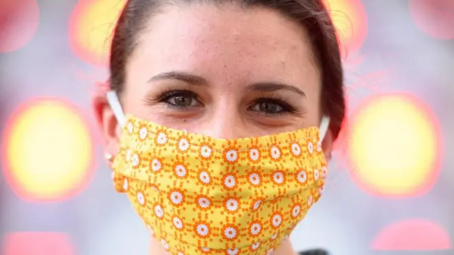 امراة ترتدي كمامة