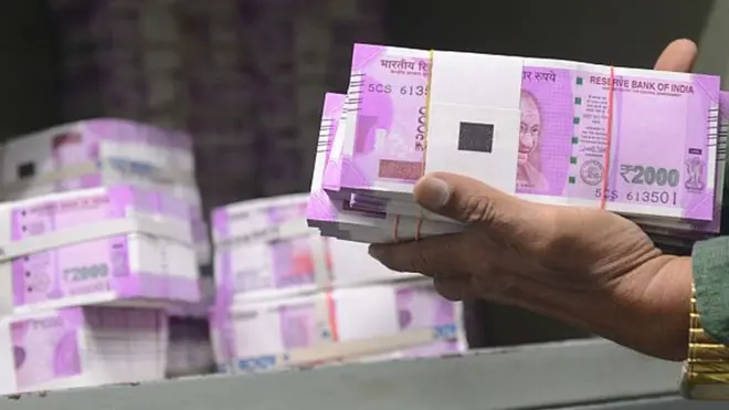 द मिंट अख़बार की एक रिपोर्ट के मुताबिक भारतीय रिज़र्व बैंक ने जुलाई में ही दो हज़ार रुपए के नोटों की छपाई बंद कर दी थी.