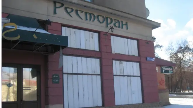 Зруйнований колишній французький ресторан у Луганську
