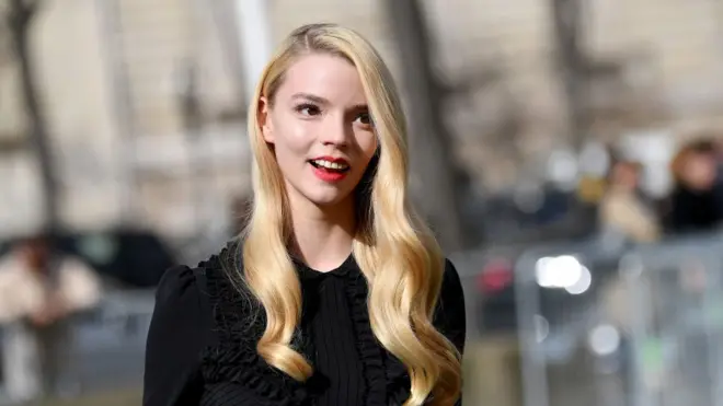 "Cuando me enfado, insulto en castellano", advierte Anya Taylor-Joy.